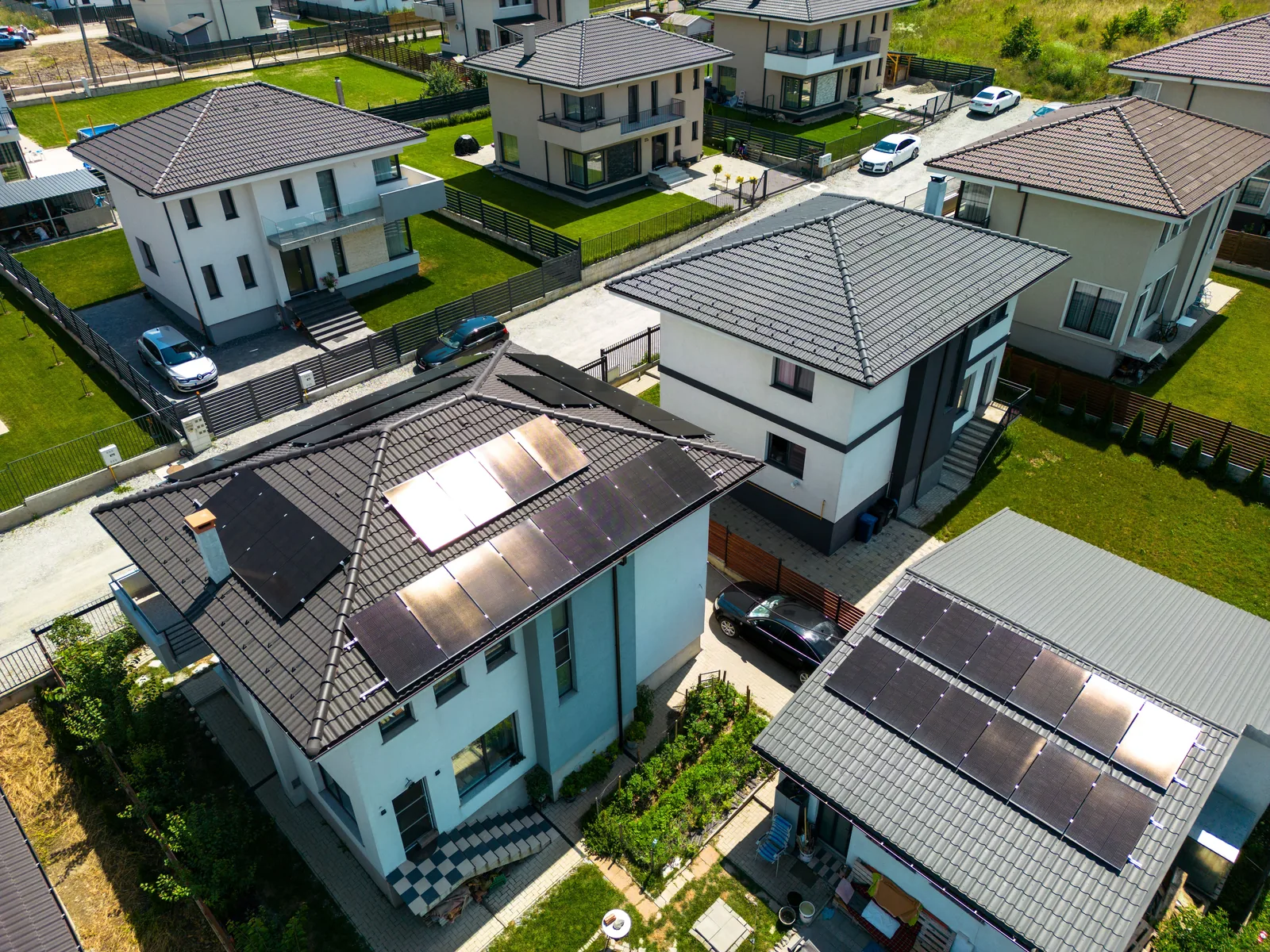 Mai multe locuințe dintr-un cartier rezidențial din județul Cluj, echipate cu sisteme fotovoltaice